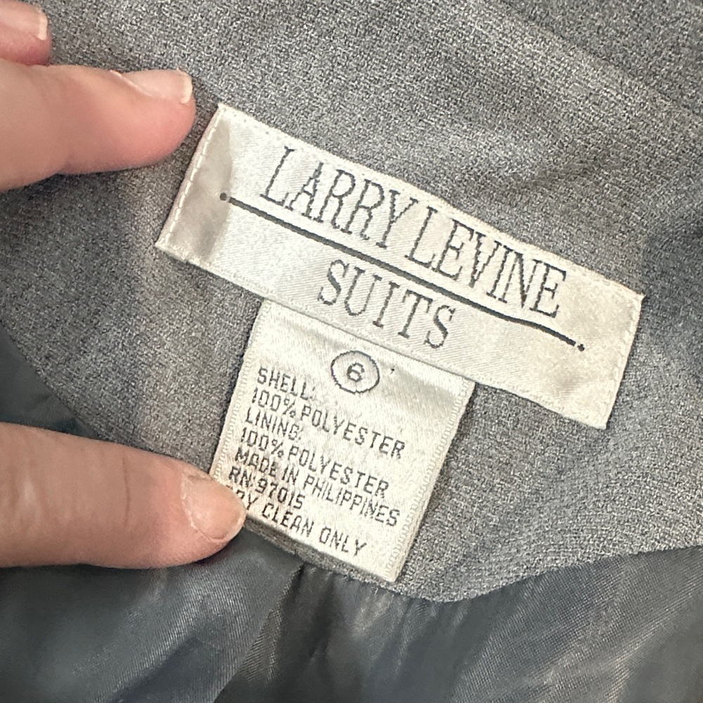 Larry Levine women’s Gray Long Taylored Blazer with decorative buttons size 6 - Picture 7 of 8